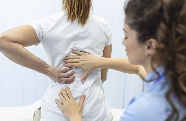 Jar je tu – a s ňou aj bolesť chrbta? Neignorujte varovné signály tela