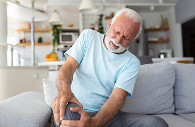 Zimná starostlivosť o kĺby: čo im prospieva v chladných mesiacoch