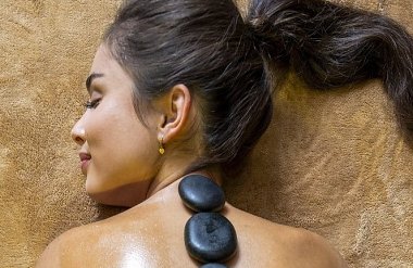 Vyskúšajte jedinečnú masáž lávovými kameňmi