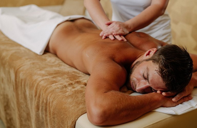 Masáž na uvoľnenie chrbta (mäkké techniky)