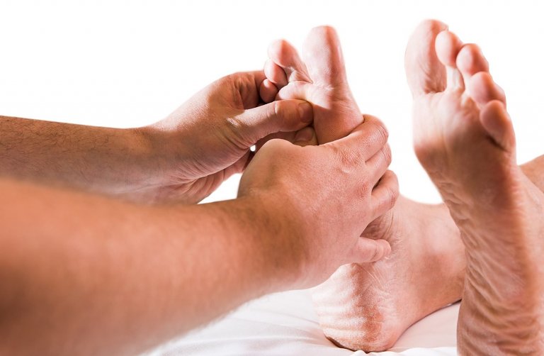 Reflexná masáž chodidiel alebo rúk